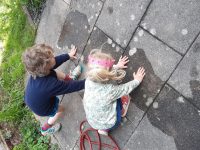 Bewegung für und mit kleinen Kindern