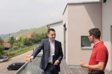 Daniel Töpfer im Austausch mit den Weingärtnern