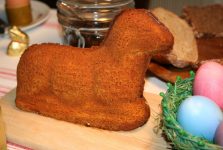 Oberministrant:innen backen Osterlämmer