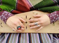 Lettische Zither „Gehe singend sorgenfrei“
