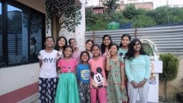 Neue Mädchen in den Kinderhäusern in Nepal