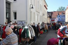 Flohmarkt vor und in der Friedenskirche