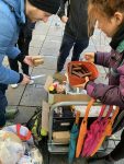 Verteilaktion für bedürftige Mensch