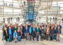 Bunte Besuchergruppe unterwegs in Berlin