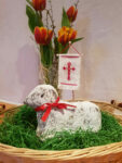Oberministrant:innen backen Osterlämmer
