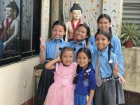 Neue Mädchen in den Kinderhäusern in Kathmandu