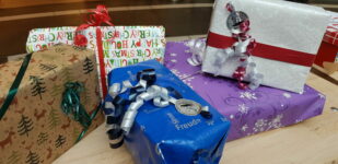 Ganz einfach.. Geschenke verpacken lassen!