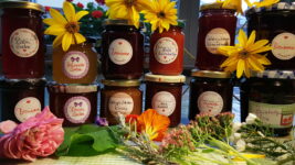 Selbstgemachte Marmelade und verpackte Geschenke..