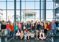 Schäfer begrüßt Besuchergruppe in Berlin