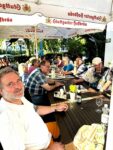 Geselliger Stammtisch und viele Unterschriften