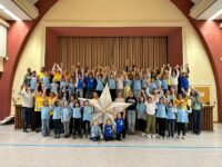 70 Kinder singen in Musical Melwins Stern
