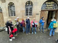 Was macht “!Aufstehen!” eigentlich?