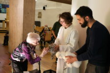 Hühner im Gottesdienst