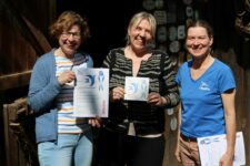 NABU zeichnet schwalbenfreundlichen Stall aus